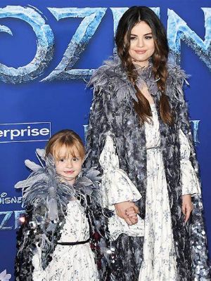 Selena Gomez and her half-sister Gracie Elliot Teefey posing in the frozen outfit
